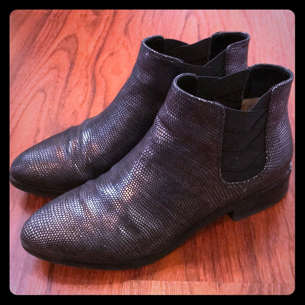 Natutalizer snake skin pattern booties